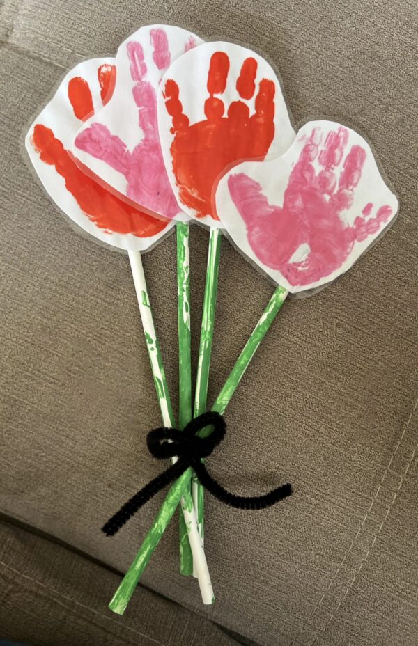 Création de fleurs en papier par les enfants