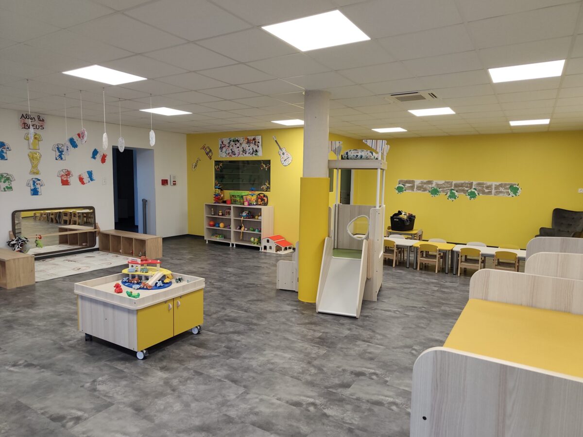 Espace intérieur doux et lumineux de la micro-crèche Les Copains d’à Côté à Llupia