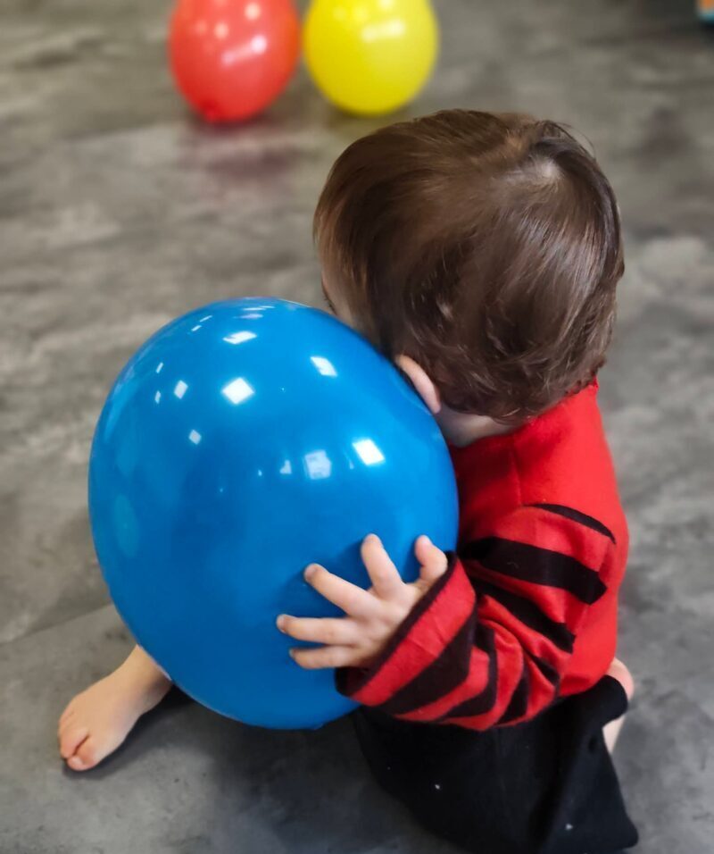 Jeune enfant en activité dans la micro-crèche Les Copains d’à Côté