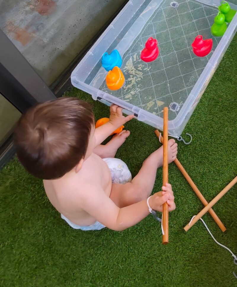 Professionnelle accompagnant de jeunes enfants pendant une activité d’éveil
