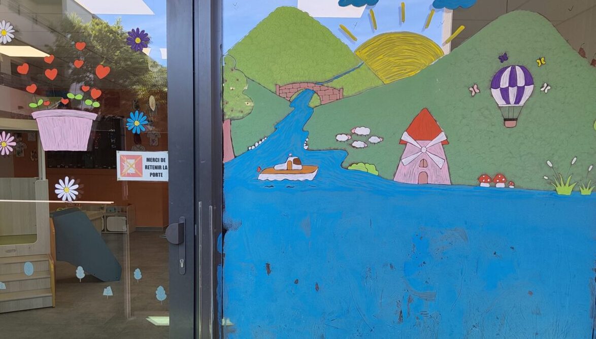 Entrée de micro-crèche chaleureuse avec peinture pour jeunes enfants