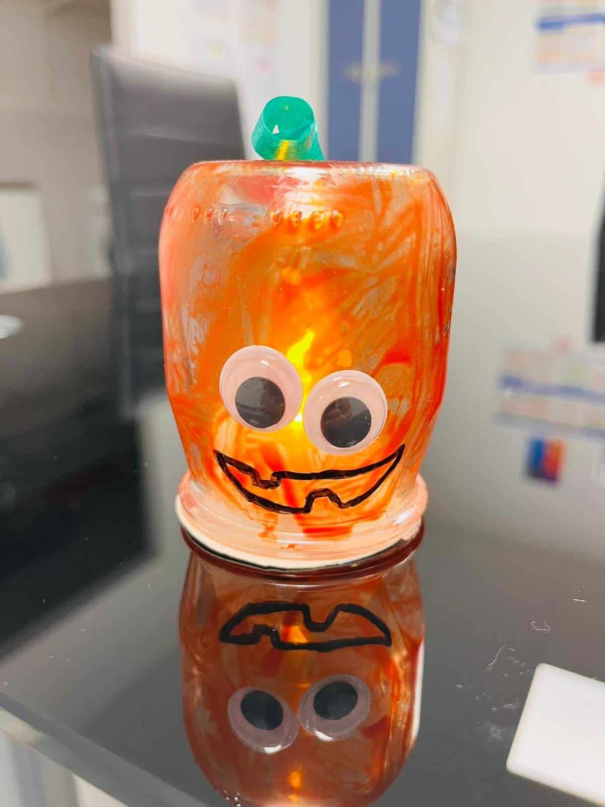 Activité manuelle d’Halloween réalisée par les enfants avec une citrouille décorative lumineuse