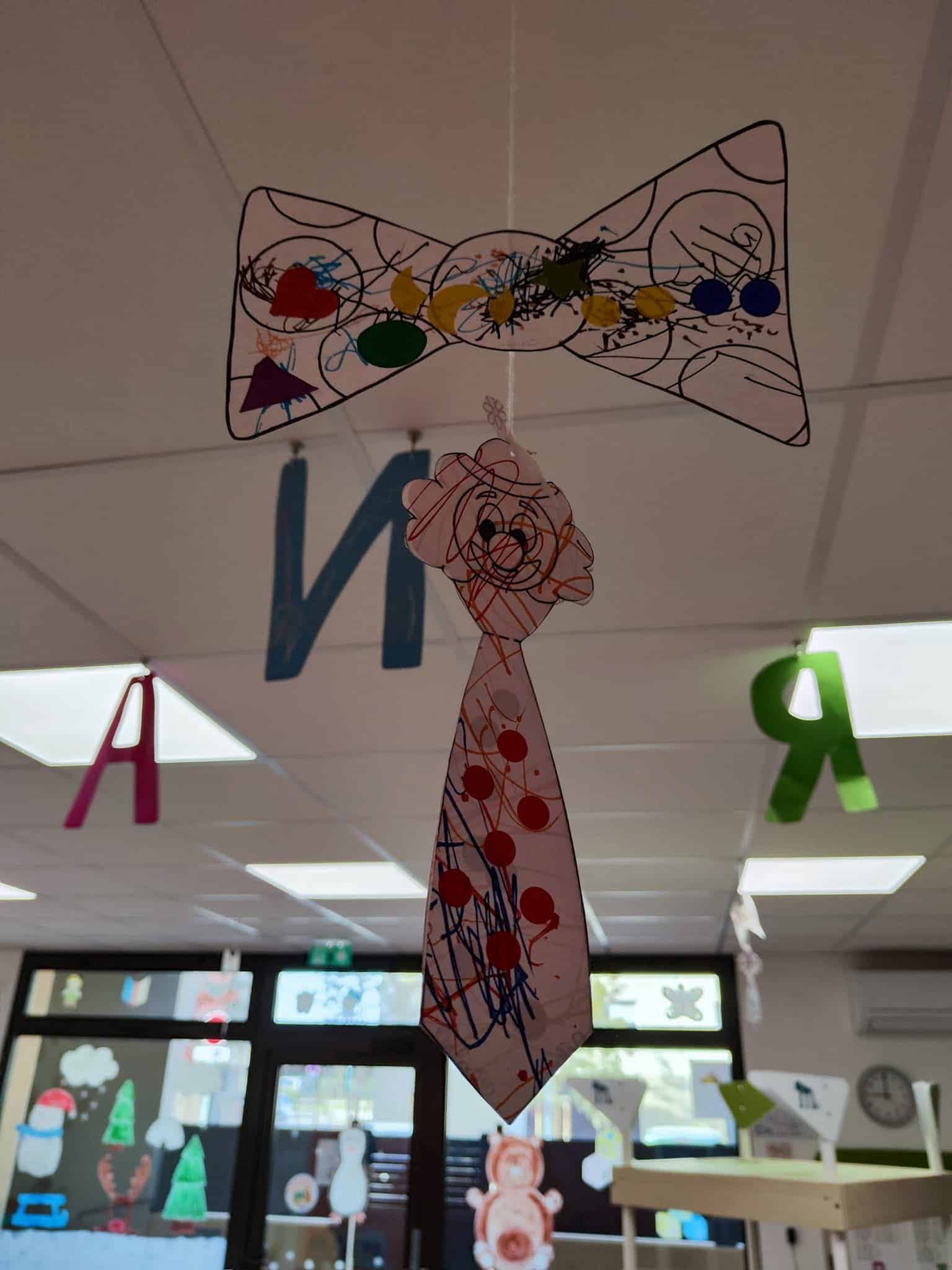 Décoration suspendue réalisée par les enfants dans l’espace de vie de la micro-crèche