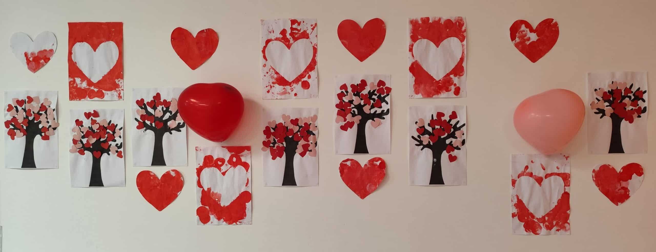 Mur décoré avec des créations en forme de cœurs réalisées par les enfants
