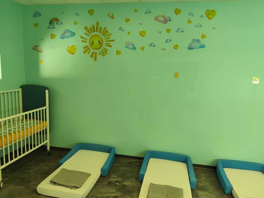 Dortoir aménagé pour les enfants dans une micro-crèche à Llupia