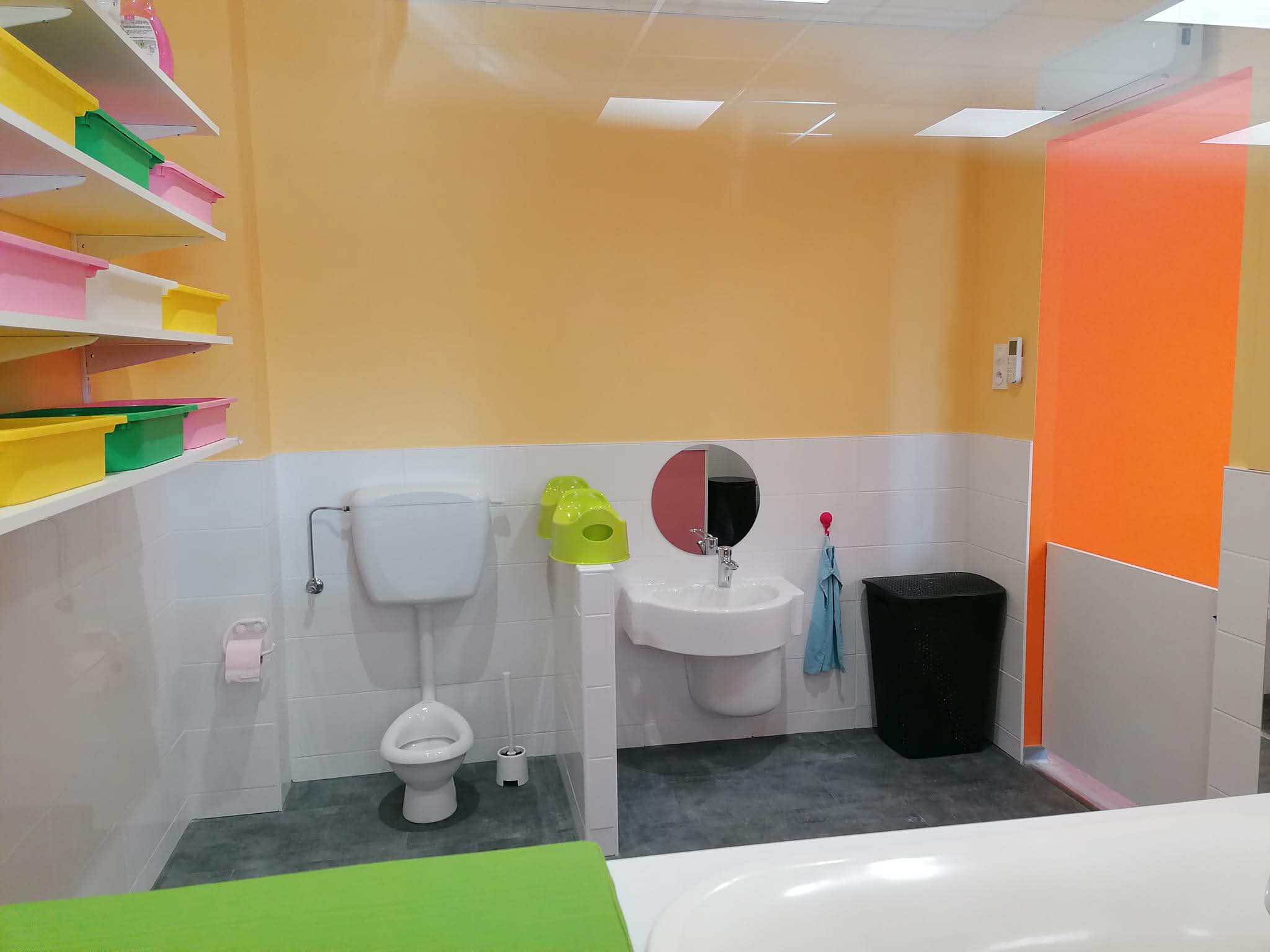 Sanitaires adaptés aux enfants dans une micro-crèche à Llupia
