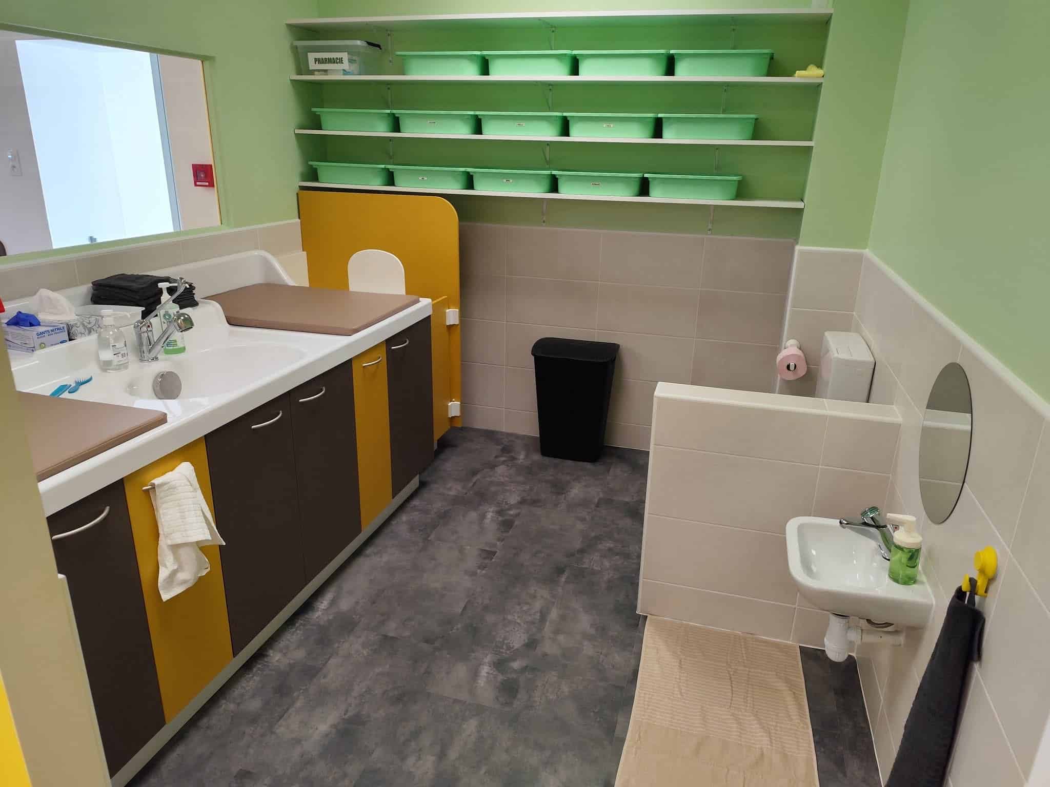 Salle de change adaptée aux tout-petits dans une micro-crèche