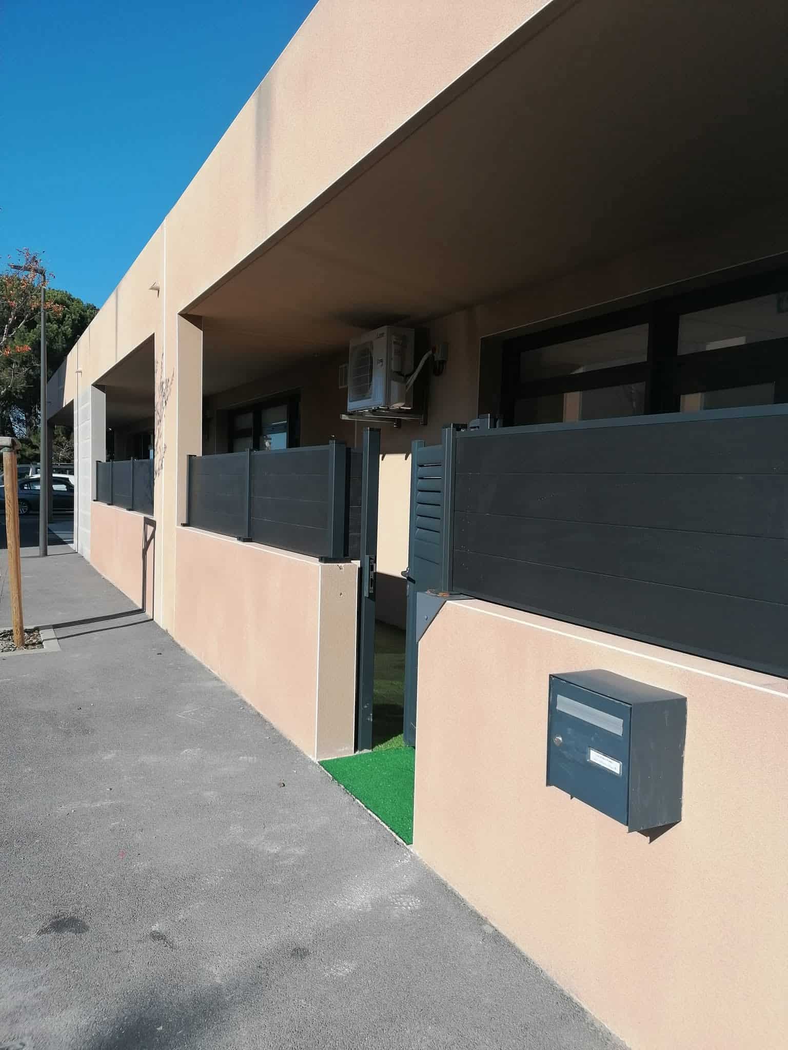 Entrée extérieure de la micro-crèche à Llupia