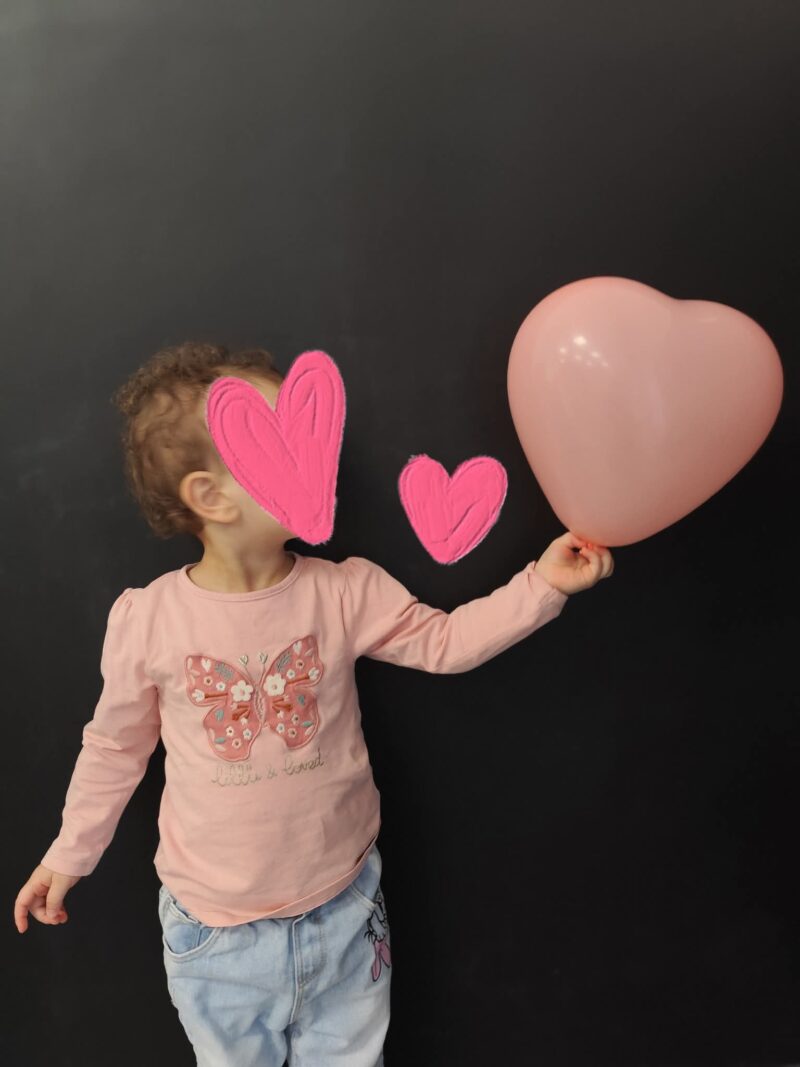 Enfant avec un ballon en forme de cœur dans l’univers des micro-crèches de Llupia