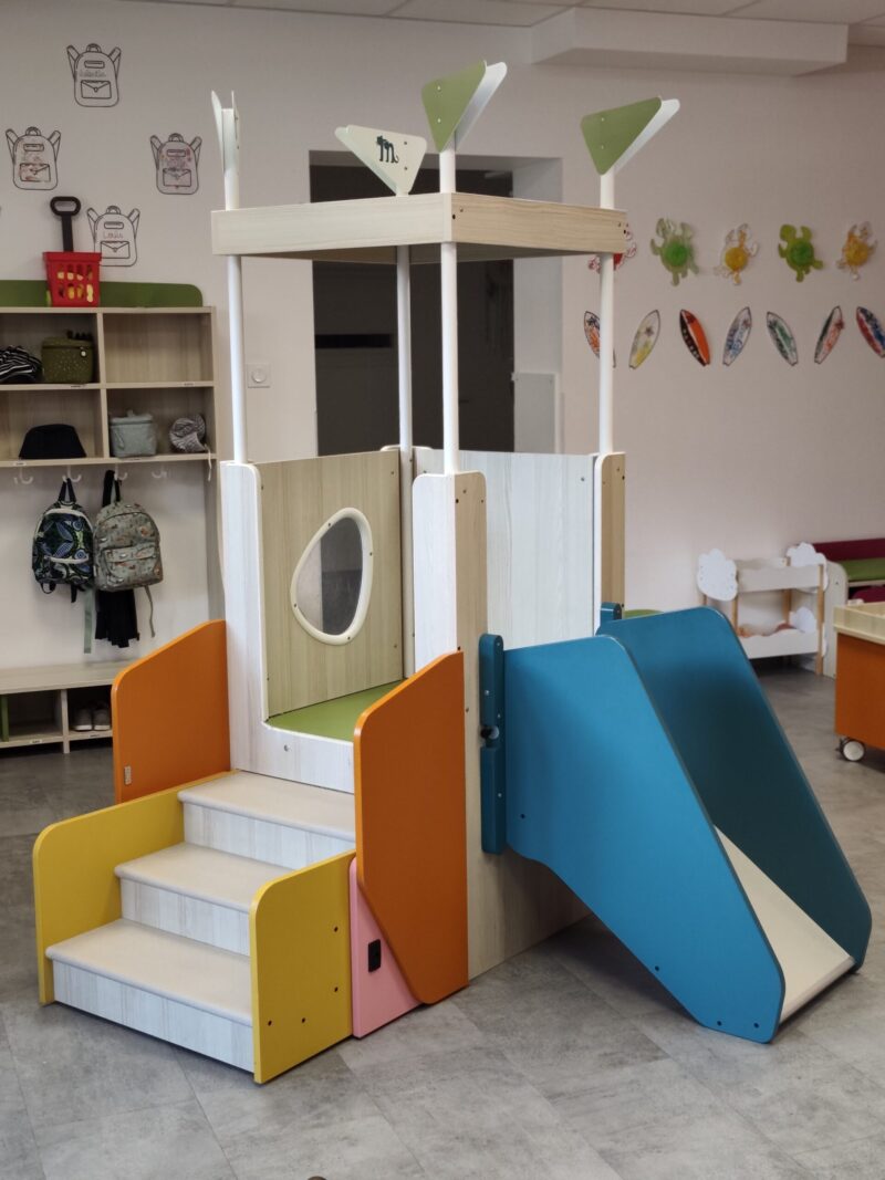 Espace de motricité libre avec jeux en bois pour jeunes enfants