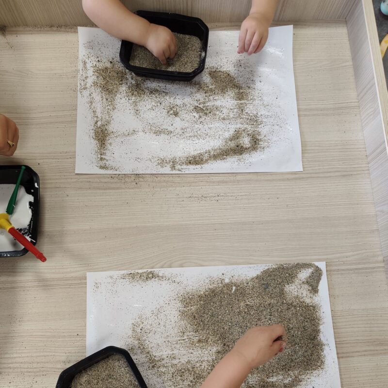 Jeune enfant participant à une activité sensorielle en micro-crèche