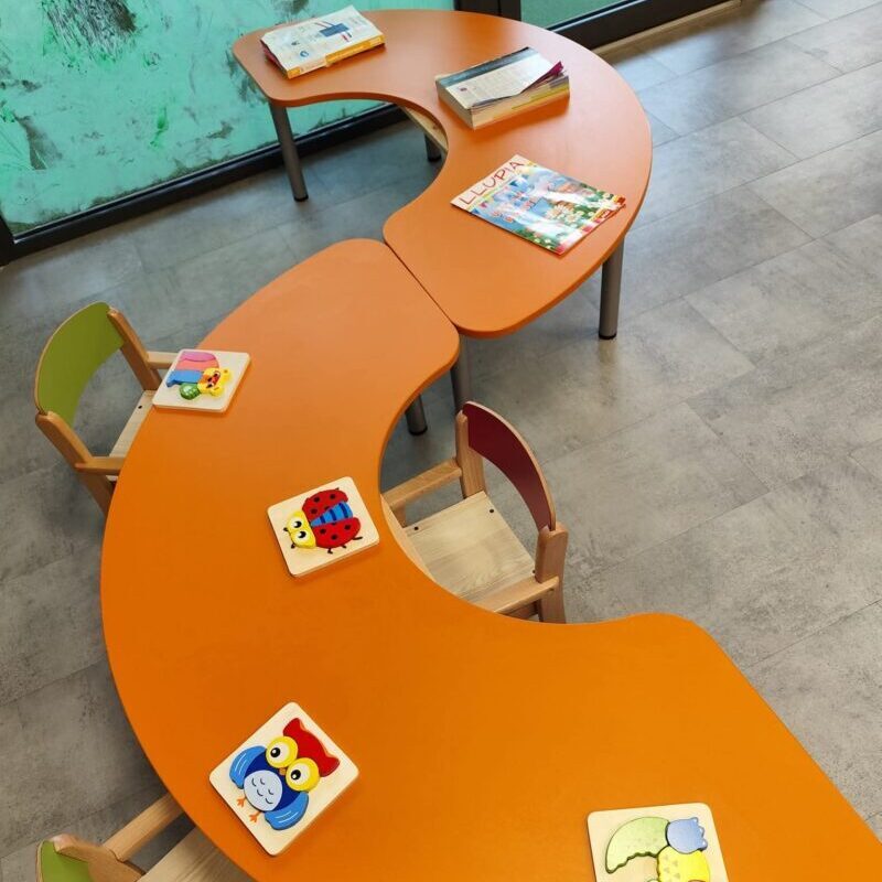 Mobilier intérieur adapté aux jeunes enfants en micro-crèche