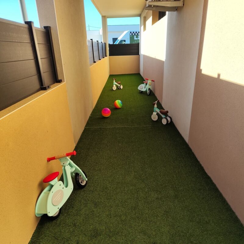 Espace de jeu extérieur avec des jouets colorés pour jeunes enfants