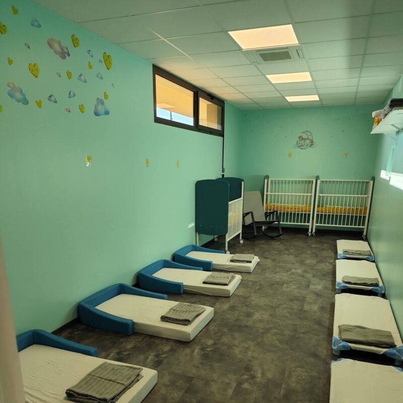Espace de repos lumineux aux couleurs douces pour jeunes enfants