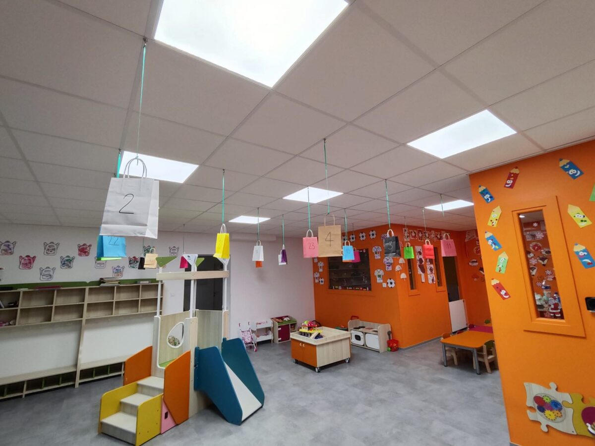 Espace de jeux lumineux et coloré de la micro-crèche Les Copains de Llupia