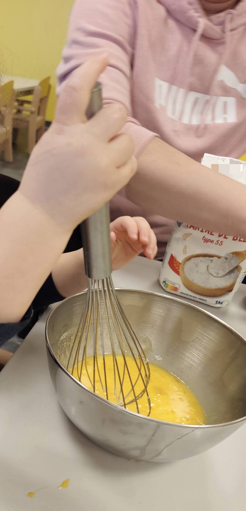 Mains de jeunes enfants lors d'un atelier en crèche