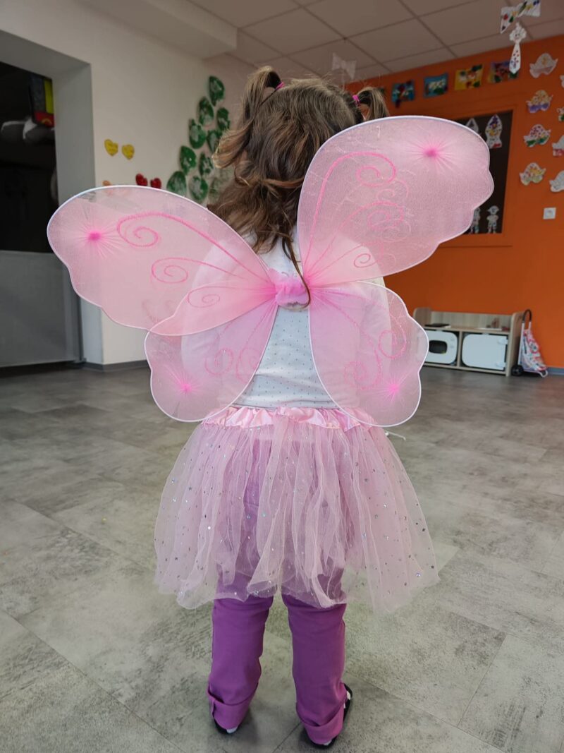 Enfant déguisée en fée à la crèche